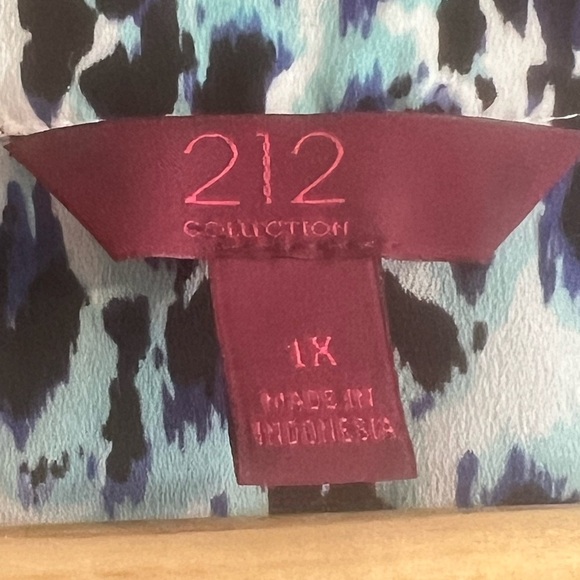 212 Collection Women’s plus size 1X  Blue, White and Black Printed Top - Picture 10 of 12